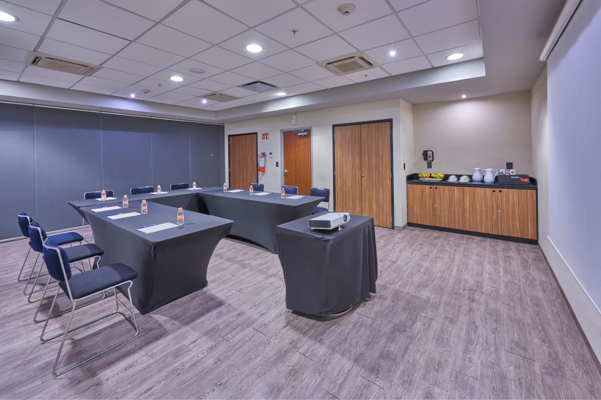 圣路易斯波多西大学区城市快捷酒店 圣路易斯波托西 外观 照片